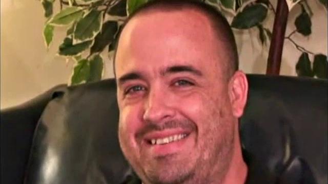 смотри, как дэвид дрочит и мощно кончает