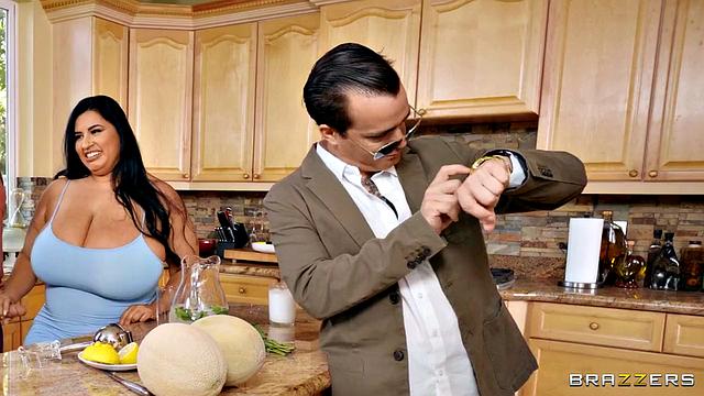 Sofia Rose и Ms London трахаются друг с другом на глазах у парней на двойном свидании.