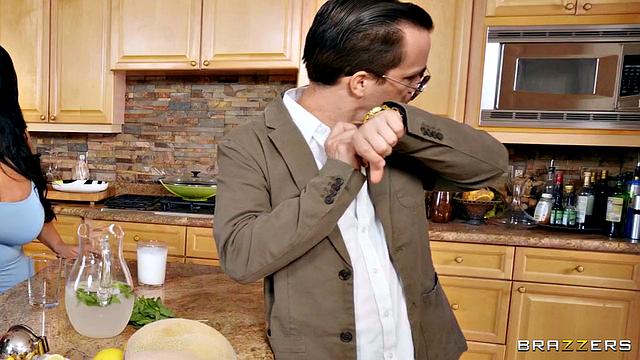 Sofia Rose и Ms London трахаются друг с другом на глазах у парней на двойном свидании.