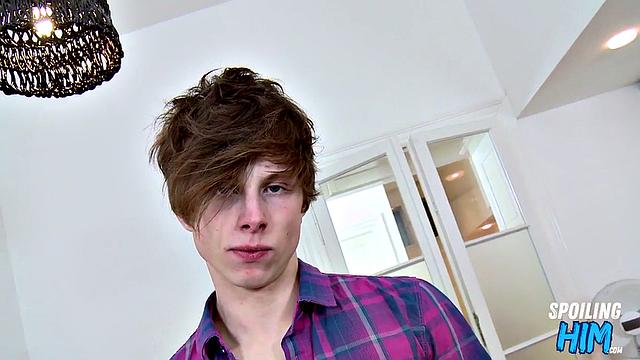 Гей-качок дрочит стоя, только что отсосал в pov и не может остановиться!