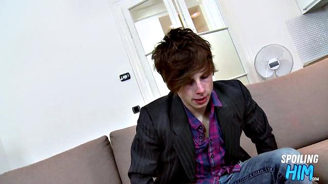 Гей-качок дрочит стоя, только что отсосал в pov и не может остановиться!