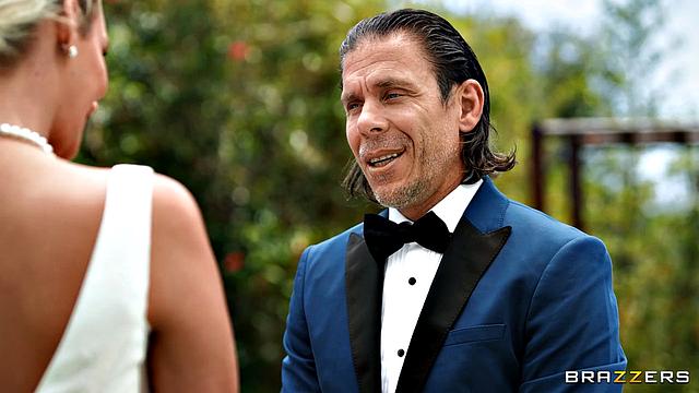 Феникс Мари и свекровь не делят свадьбу и переходят к страстному лесбийскому сексу во дворце невесты.