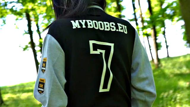 шоне купер разносит сиськи и сигу в парке - вот такой досуг