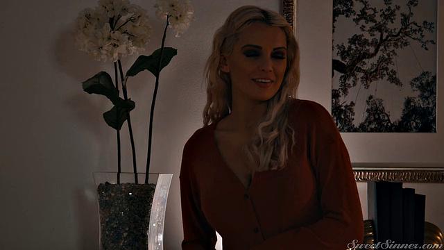 Кристиан жестко трахает Ким на кровати, пока она стонет от удовольствия от его члена и страсти пары.