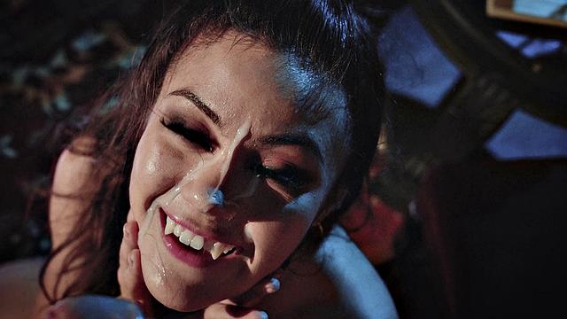 королева вампиров жестко трахает героя в склепе