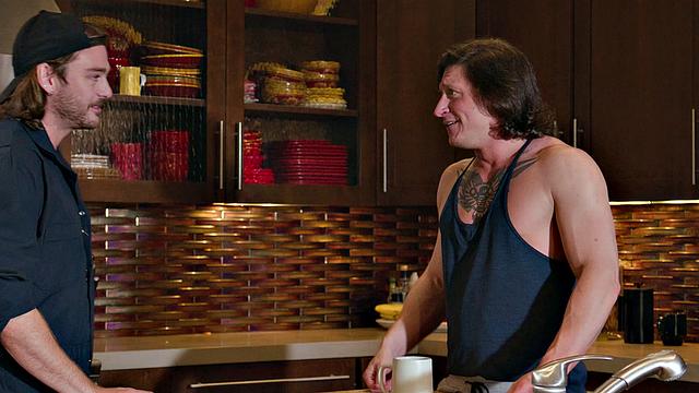 мастер по кабелям типа чинит проводку, а сам пошёл трахать клиента