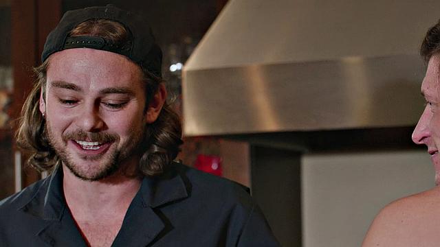 мастер по кабелям типа чинит проводку, а сам пошёл трахать клиента