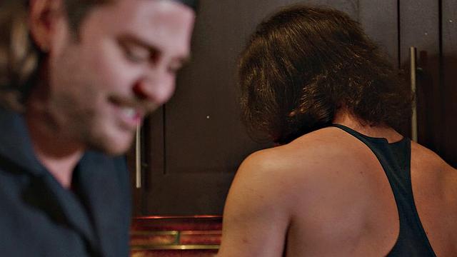 мастер по кабелям типа чинит проводку, а сам пошёл трахать клиента