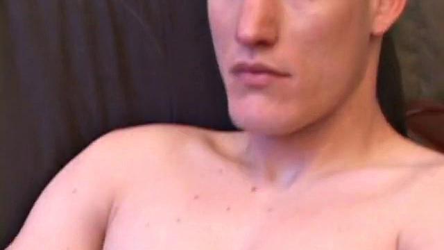 jay rilly дрочит свой член и мощно кончает