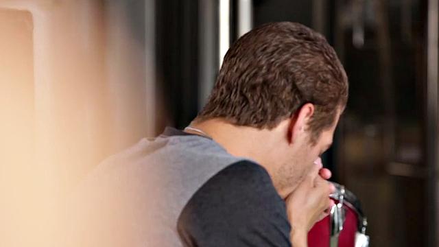 роскошная брюнетка на каблуках с большими сиськами безжалостно скачет на парне