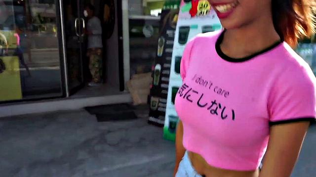 стройная азиатка скачет на белом члене в бангкоке