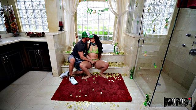 Парень с татухой и подружка развлекаются в ванне и под конец глотают всё, чтобы зря не пропадало.