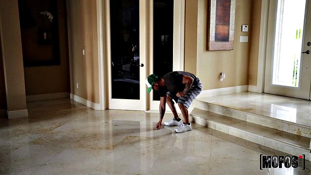 Парень с татухой и подружка развлекаются в ванне и под конец глотают всё, чтобы зря не пропадало.