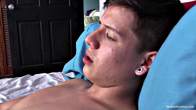 Лоренцо раздвигает Рафаэля, горячий латинский гей-секс с анальным фингерингом и обильной спермой.