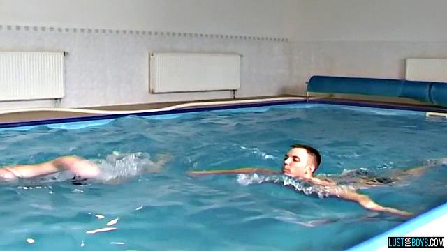 Отмытые твинки трахаются у бассена - Джошуа Картье и Карл Джонсон