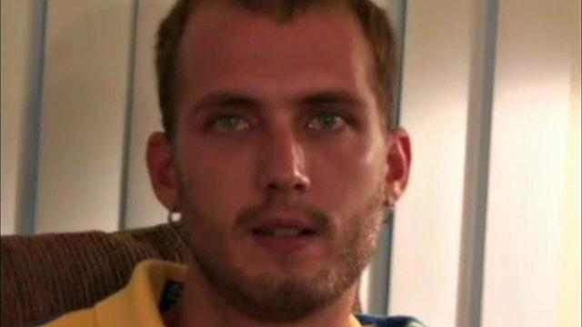 Два парня дрочат друг другу, сперма на руках после первой встречи.