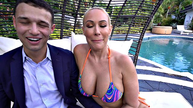 пышная зрелая трахается с молодым жеребцом на улице и в доме