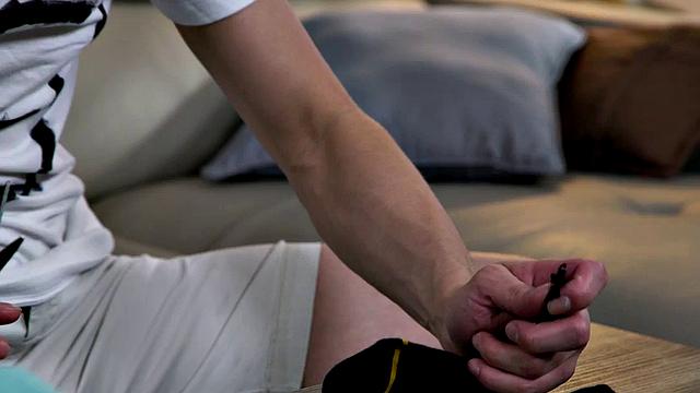 татуированная мачеха с огромными сиськами скачет на члене пасынка в гостиной