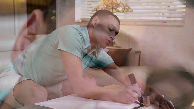 татуированная мачеха с огромными сиськами скачет на члене пасынка в гостиной