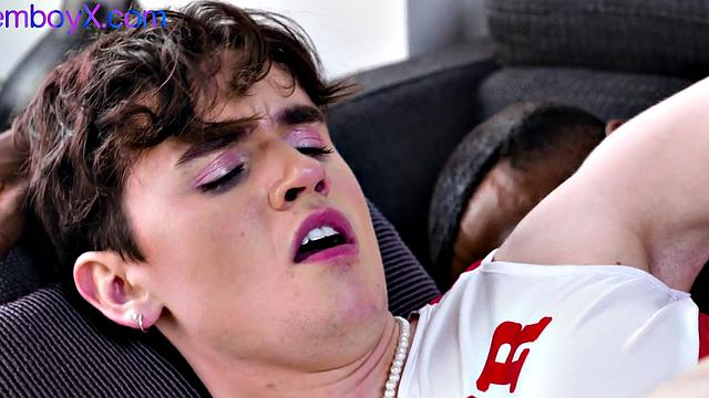 худой фембой чирлидер сосёт и получает чёрный член