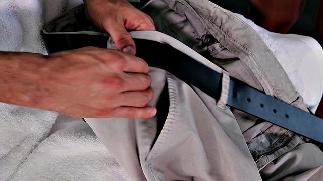 сексуальная агентка не сдерживается - сама себя ласкает и скачет в обратной наезднице