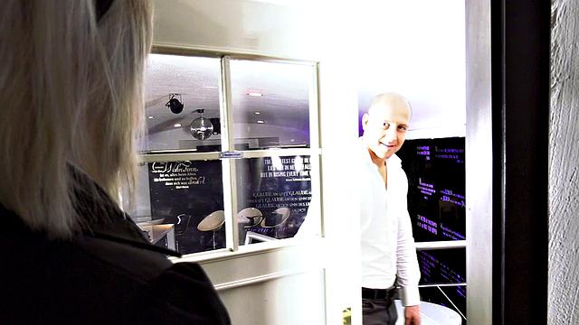 соблазнительная блондинка в костюме кролика трахается на столе