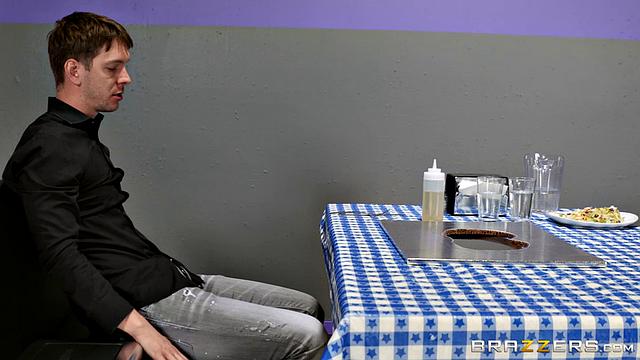 Кали Картер устраивает Маркусу Дюпри жаркую анал-вечеринку прямо на столе ресторана, пока та в униформе официантки жирно обслуживает его член и получает кремпай в попу после страстного минета и титькобляда.