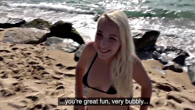 блондинка с маленькой грудью трахается на пляже в pov