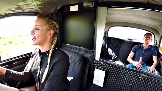 Блондинка-таксистка сосёт и получает куни на заднем сиденье