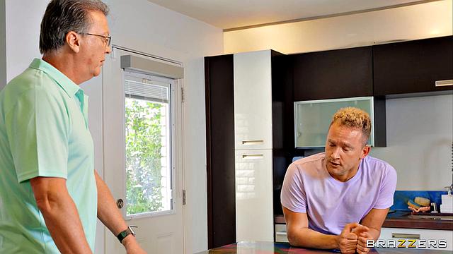 мачеха спалила парочку и устроила свой марафон на диване