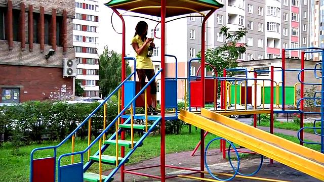 Брюнетка с татуировкой жадно берет в рот и принимает двойное проникновение на шпильках.