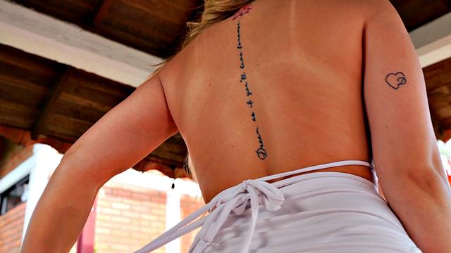 Шарлотта Квин сбрасывает всё и сводит с ума своей фигурой