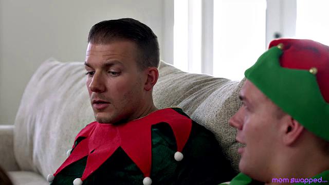Swapping Moms For Christmas - S1:E8