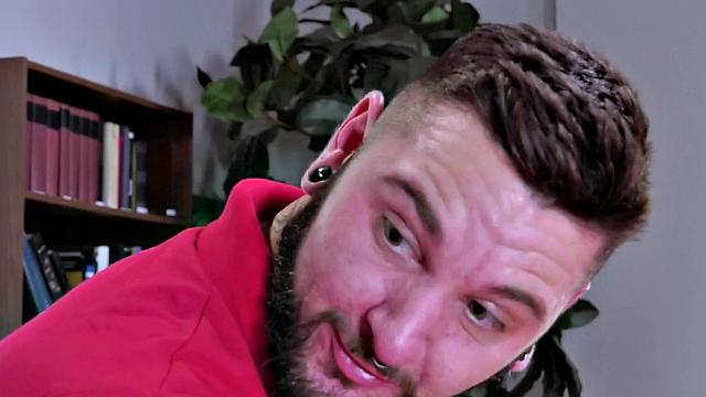 Татухастый жопастый ищет потерянную мелочь с кулаком приятеля