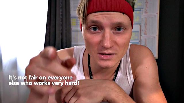 смотри, как тренер жестко трахает стройную блондинку у себя в офисе