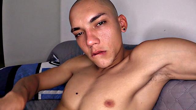 латинский красавчик дрочит и кончает в душе