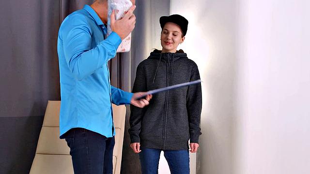 RIM4K. New smartphone makes him smile, chicks rimjob makes him cum