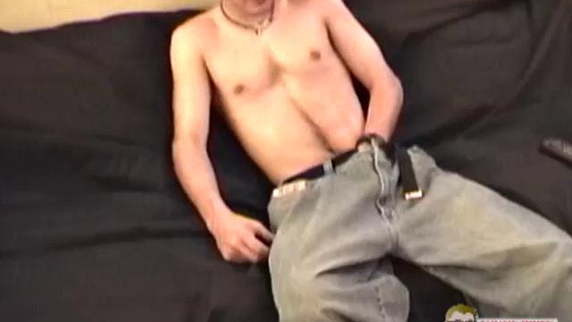 тж вытаскивает хер и отпускает шуточки, пока дрочит