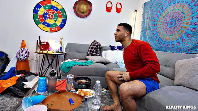 Пока парень ушёл за едой, Meagan Moore трахается с Mike Ox на глазах у всех друзей.