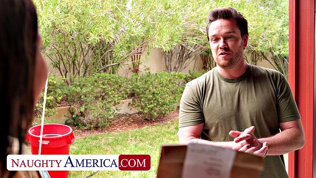 Слэй Кей встречает курьера, а расплата - страстный секс с зрелой красоткой.