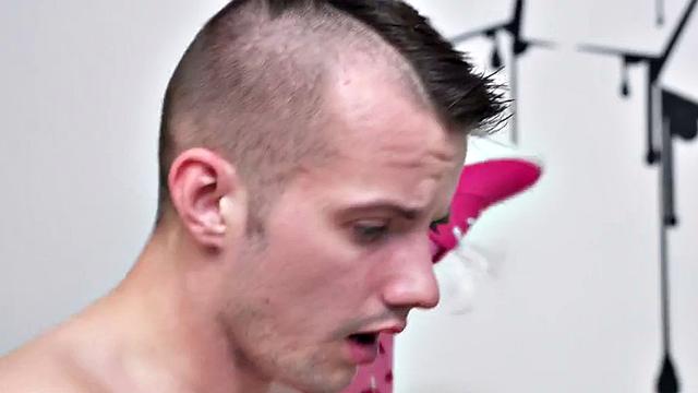 две пышные трансы разрывают постель в жарком тройничке в хостеле