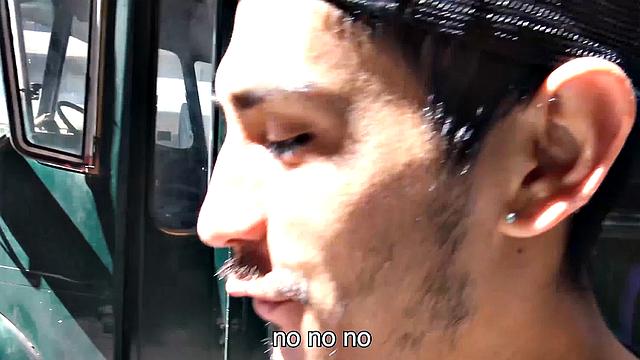 жаркий латинский мачо в парке, разведен на жёсткий трах