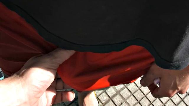 жаркий латинский мачо в парке, разведен на жёсткий трах