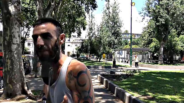 жаркий латинский мачо в парке, разведен на жёсткий трах