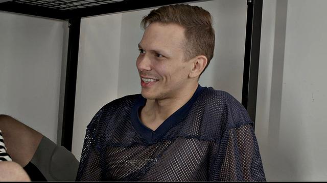 Два здоровяка забивают на футбол и шпилят друг друга в общежитии