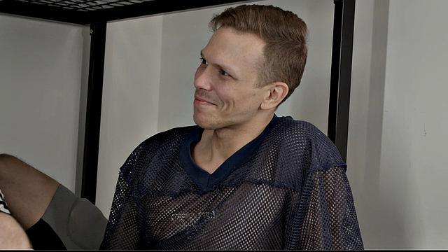 Два здоровяка забивают на футбол и шпилят друг друга в общежитии