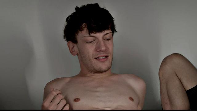 Два здоровяка забивают на футбол и шпилят друг друга в общежитии