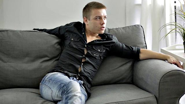 смотри, как аделл и мирта делят член и получают всю сперму