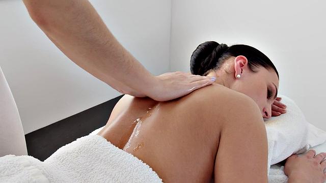 Pussylicking masseuse spoils client before scissoring