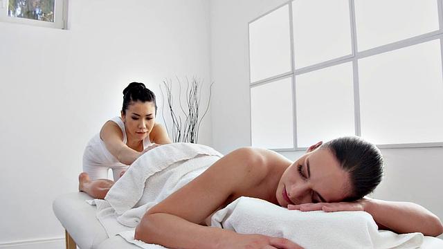 Pussylicking masseuse spoils client before scissoring